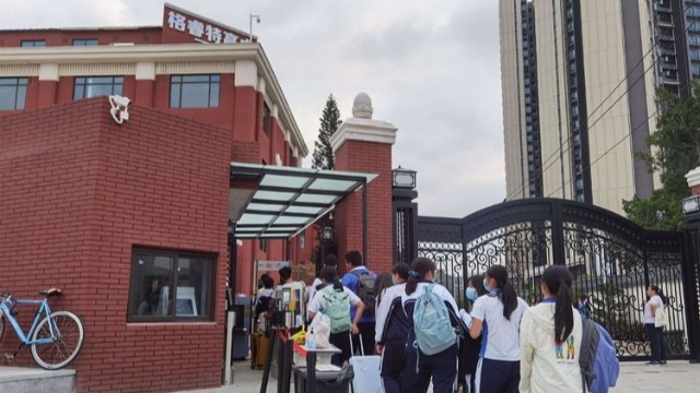 配备安检门,安检机严把校园进出关,创建良好校园环境