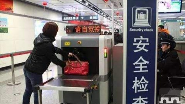 <i style='color:red'>车站安检机</i>“吃”包？民警揭开秘密