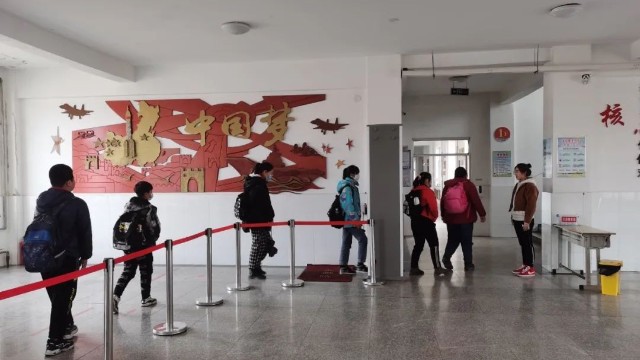 校门口装智能安检门查手机，这事你怎么看？