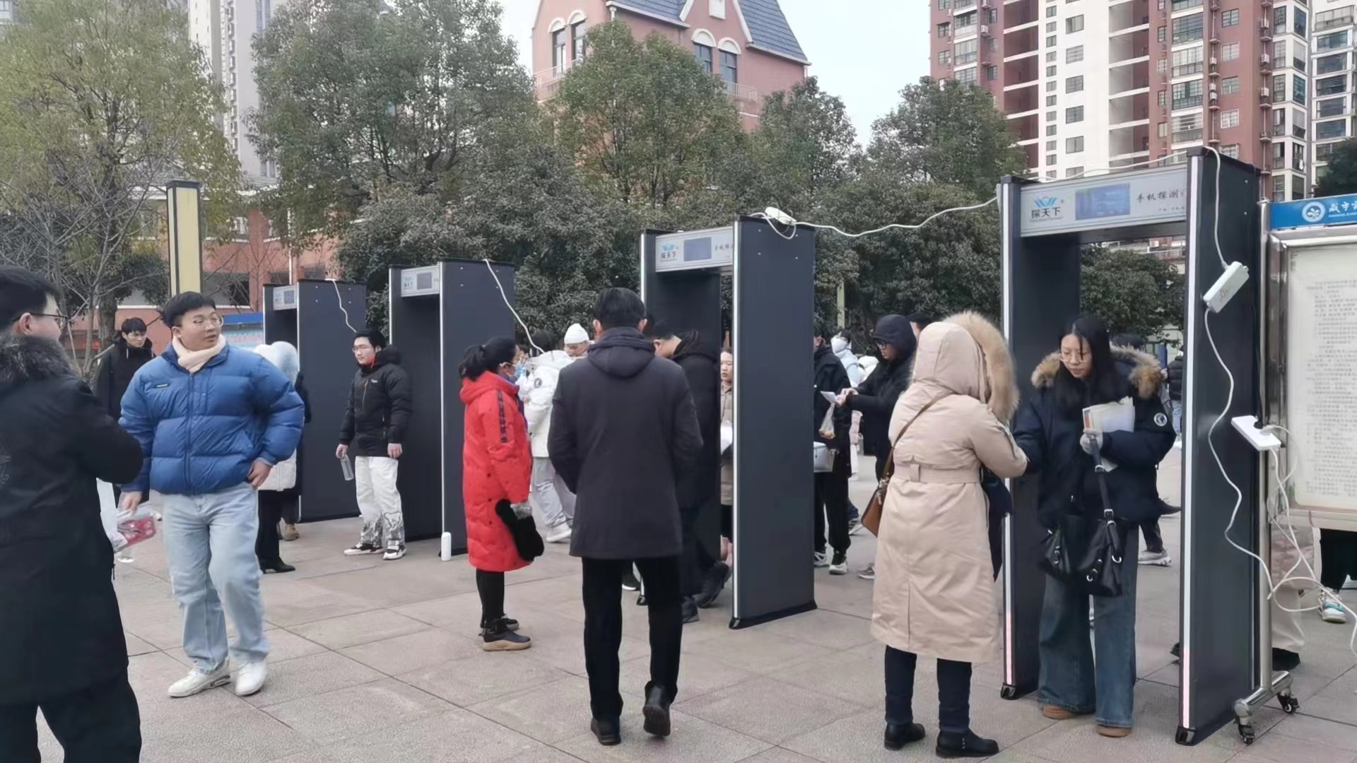 智能安检门：科技护航高考公平