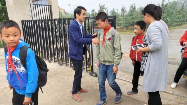 杜绝管制刀具进入校园,手持式金属探测器检查构建和谐平安校园