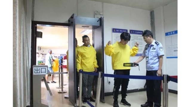 黄冈市公安局交警支队安装通过式<i style='color:red'>金属检测门</i>严把驾驶员考试入口关