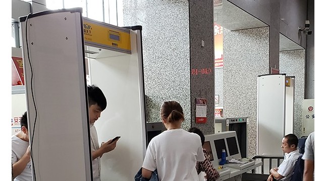 带刀在身上过安检门是否会扫描出来