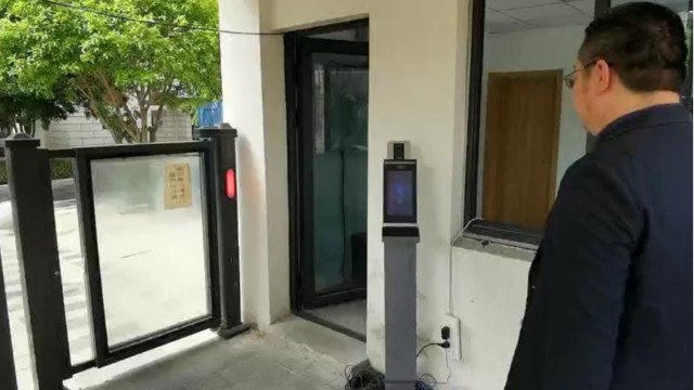 嘉兴这个小区满是“黑科技”<i style='color:red'>红外测温人脸识别</i>门禁一体机管进出